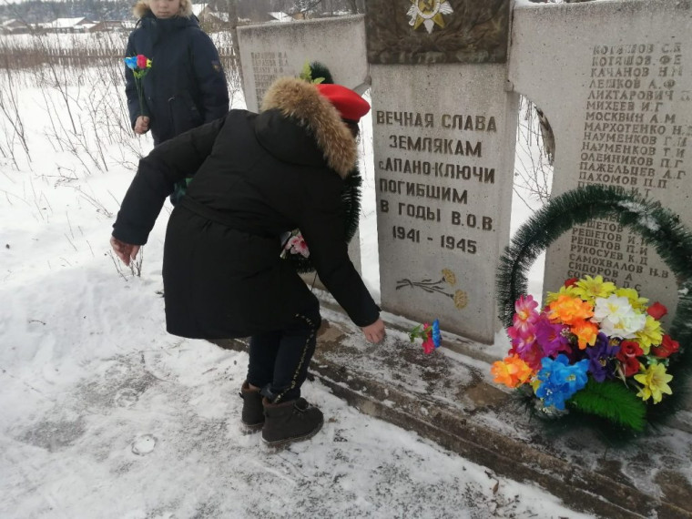 Церемония возложения цветов к памятнику участникам ВОВ.