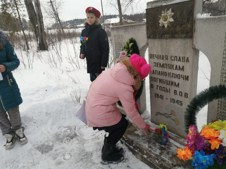 Церемония возложения цветов к памятнику участникам ВОВ.